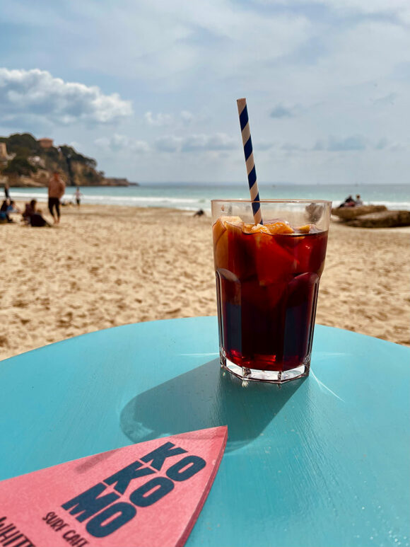 Kokomo beach bar in Cala Major an Ostern auf Mallorca mit Kindern